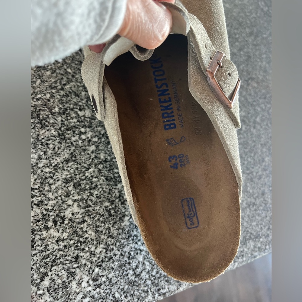 Birkenstock Boston soft footbed size 43 never worn outside/wax drop on right one - Picture 8 of 9